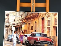 Poster van een straat in havana, cuba, met een klassieke rode amerikaanse auto en twee vrouwen op de voorgrond - afbeelding 2 van  5