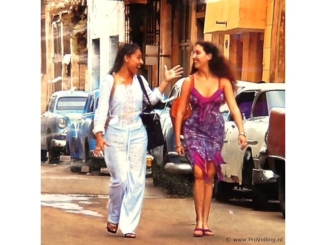 Poster van een straat in havana, cuba, met een klassieke rode amerikaanse auto en twee vrouwen op de voorgrond - afbeelding 3 van  5