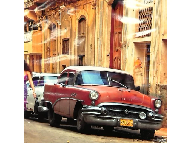 Poster van een straat in havana, cuba, met een klassieke rode amerikaanse auto en twee vrouwen op de voorgrond - afbeelding 4 van  5