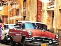 Poster van een straat in havana, cuba, met een klassieke rode amerikaanse auto en twee vrouwen op de voorgrond - afbeelding 4 van  5