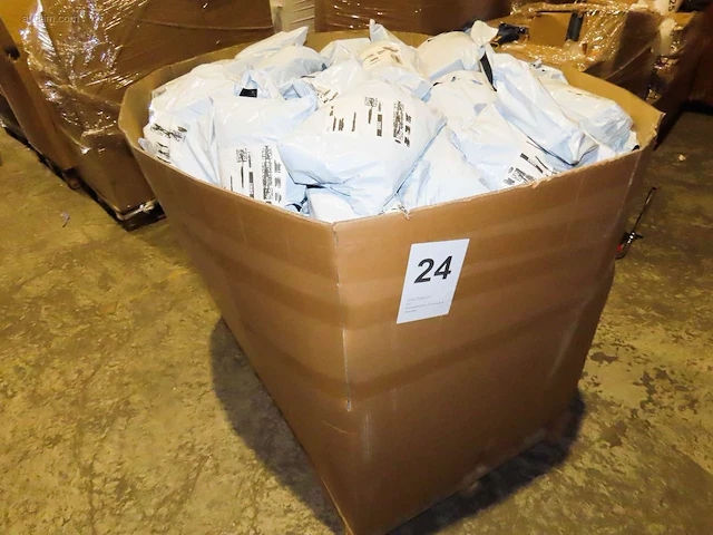 Postpakketten, retouren & overstock - 141 kg - afbeelding 1 van  12