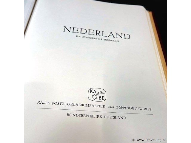 Postzegelalbum voor nederland en overzeese rijksdelen, uitgegeven door de duitse fabrikant ka-be. - afbeelding 2 van  5