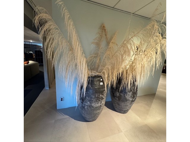 Pot met kunstbloemen, raw interiors - afbeelding 1 van  4