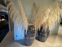 Pot met kunstbloemen, raw interiors - afbeelding 1 van  4