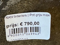 Pot met kunstbloemen, raw interiors - afbeelding 2 van  4