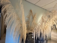 Pot met kunstbloemen, raw interiors - afbeelding 4 van  4
