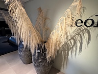 Pot met kunstbloemen, raw interiors - afbeelding 1 van  5