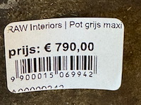 Pot met kunstbloemen, raw interiors - afbeelding 2 van  5
