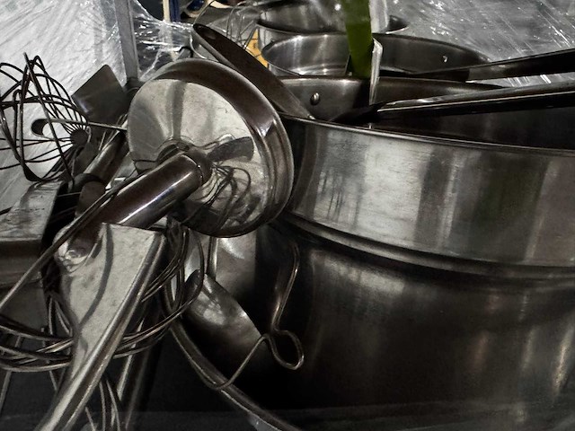 Potten en pannen op karretje - afbeelding 5 van  10
