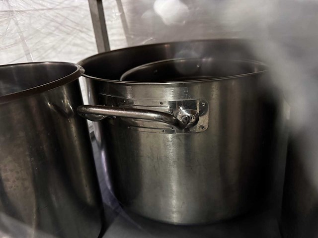 Potten en pannen op karretje - afbeelding 8 van  10