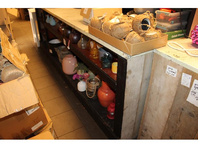 Potten en vaasjes in diverse soorten en maten op schap. - afbeelding 1 van  3