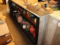 Potten en vaasjes in diverse soorten en maten op schap. - afbeelding 1 van  3