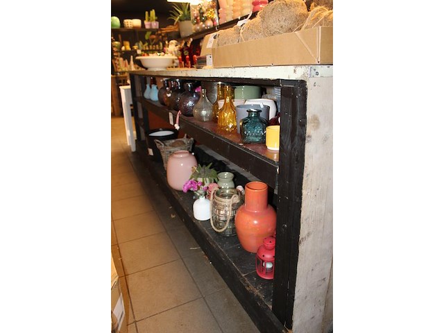 Potten en vaasjes in diverse soorten en maten op schap. - afbeelding 2 van  3