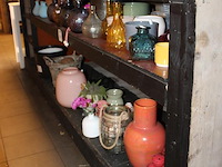 Potten en vaasjes in diverse soorten en maten op schap. - afbeelding 2 van  3