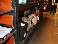 Potten en vaasjes in diverse soorten en maten op schap. - afbeelding 3 van  3