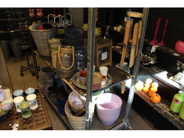 Potten, manden en vazen op twee schappen. - afbeelding 1 van  4