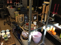 Potten, manden en vazen op twee schappen. - afbeelding 1 van  4