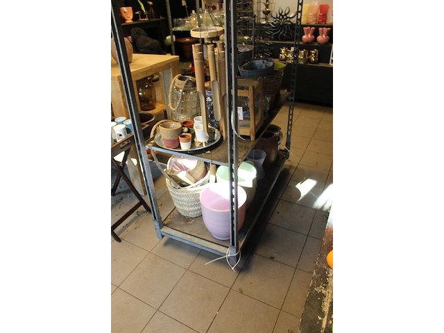 Potten, manden en vazen op twee schappen. - afbeelding 2 van  4