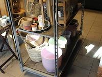 Potten, manden en vazen op twee schappen. - afbeelding 2 van  4
