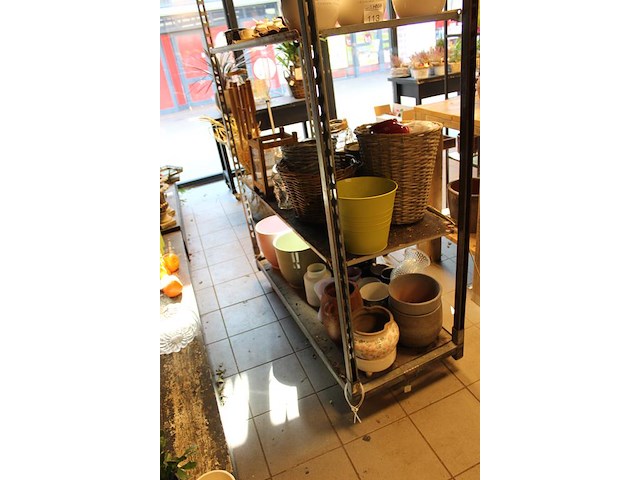 Potten, manden en vazen op twee schappen. - afbeelding 3 van  4