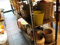 Potten, manden en vazen op twee schappen. - afbeelding 3 van  4