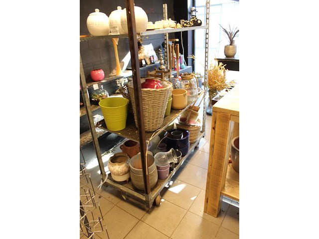 Potten, manden en vazen op twee schappen. - afbeelding 4 van  4