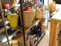 Potten, manden en vazen op twee schappen. - afbeelding 4 van  4