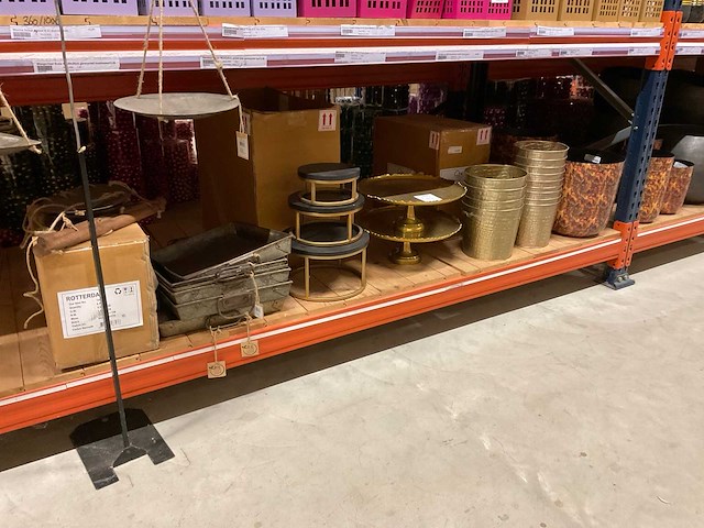 Potten vazen en schalen. - afbeelding 8 van  15