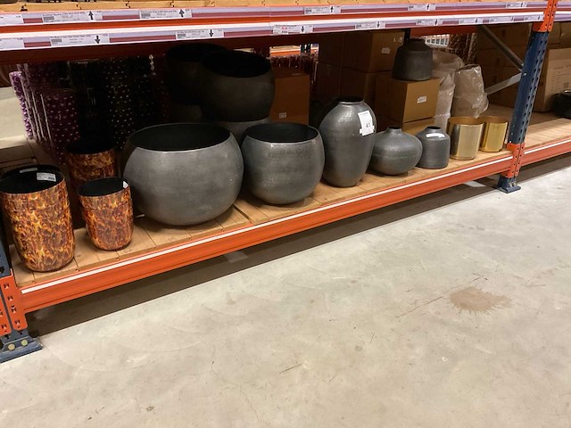 Potten vazen en schalen. - afbeelding 9 van  15