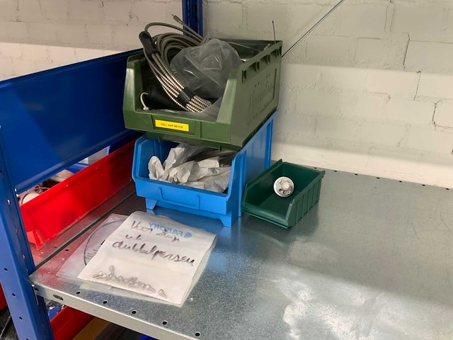 Povag 4 secties legbordstelling inclusief inhoud (festool) leidingen, onderdelen en werkplaats inventaris - afbeelding 3 van  19