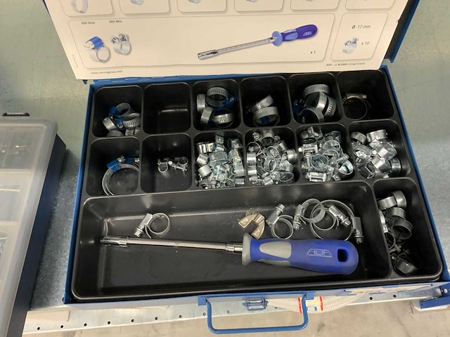 Povag 4 secties legbordstelling inclusief inhoud (festool) leidingen, onderdelen en werkplaats inventaris - afbeelding 8 van  19