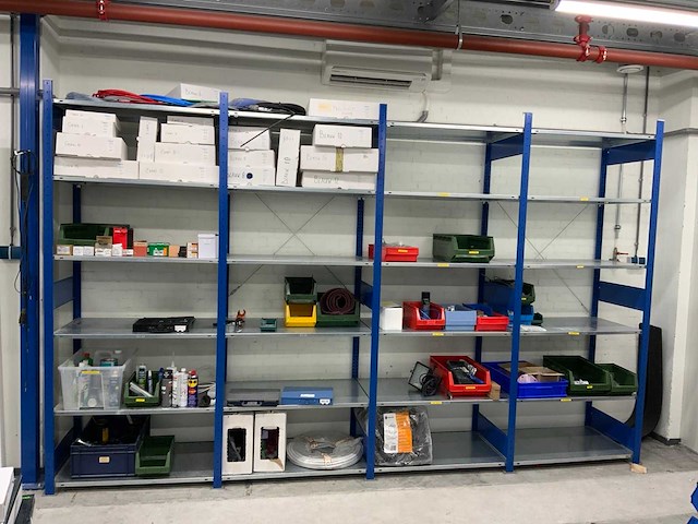Povag 4 secties legbordstelling inclusief inhoud (festool) leidingen, onderdelen en werkplaats inventaris - afbeelding 1 van  19