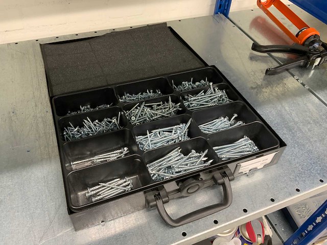 Povag 4 secties legbordstelling inclusief inhoud (festool) leidingen, onderdelen en werkplaats inventaris - afbeelding 16 van  19