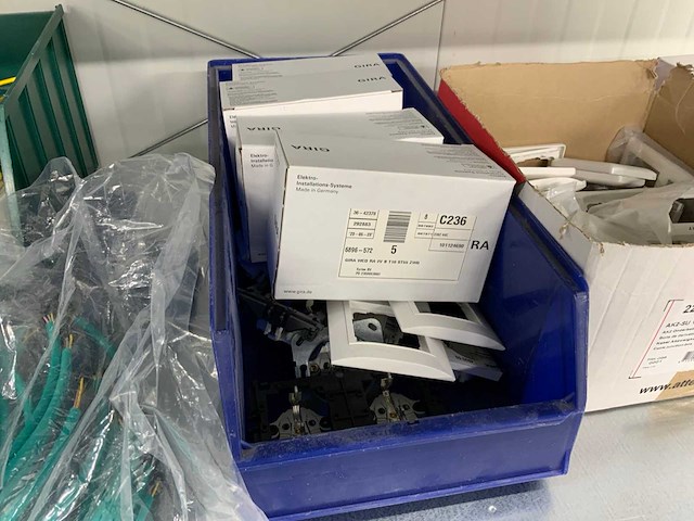 Povag legbordstelling met diverse (380v) elektra materialen - afbeelding 7 van  20