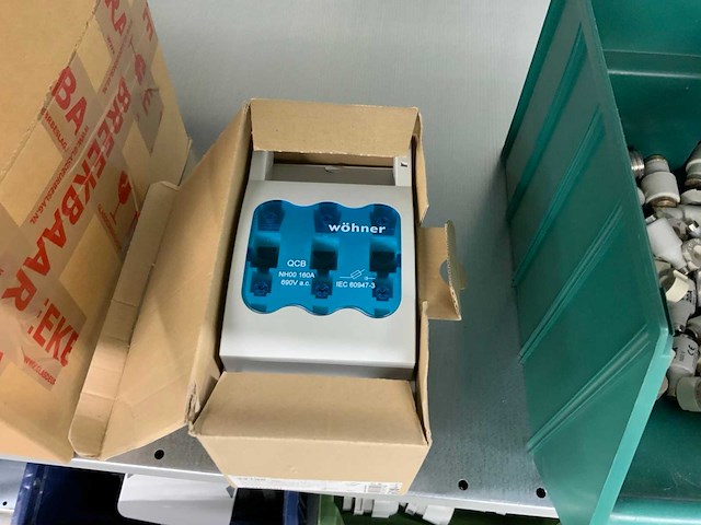 Povag legbordstelling met diverse (380v) elektra materialen - afbeelding 10 van  20