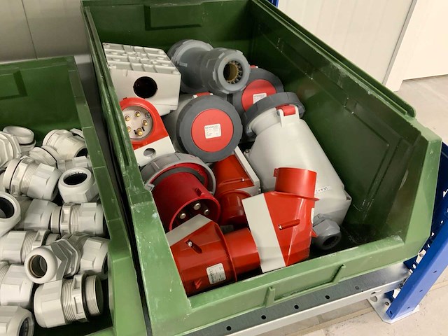 Povag legbordstelling met diverse (380v) elektra materialen - afbeelding 12 van  20