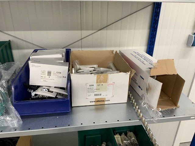 Povag legbordstelling met diverse (380v) elektra materialen - afbeelding 20 van  20