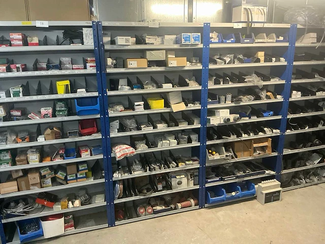 Povag open vakkenkast met inhoud - afbeelding 1 van  13