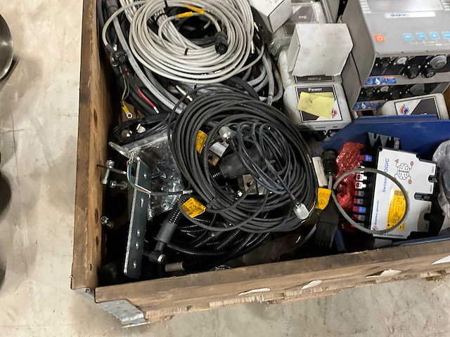 Power supplie en divers - afbeelding 2 van  6