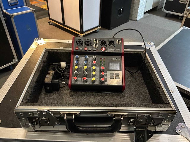 Powerdynamics pdm-x401 analoge mengtafel - afbeelding 1 van  3
