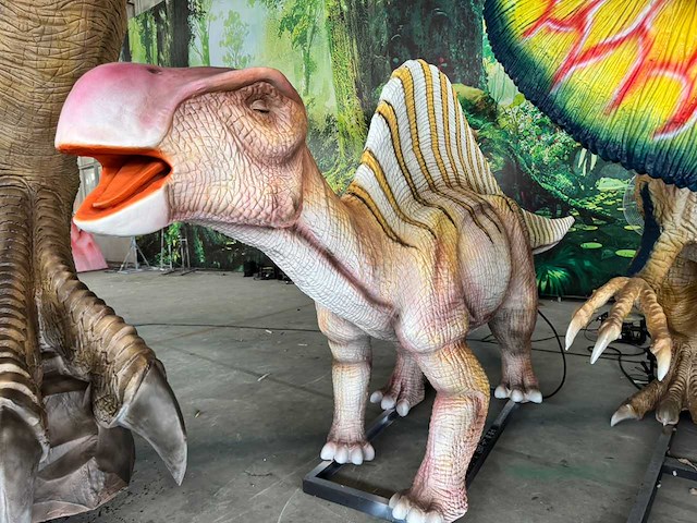 Prehistoric planet dinosaurus ouranosaurus 5 meter - afbeelding 1 van  8