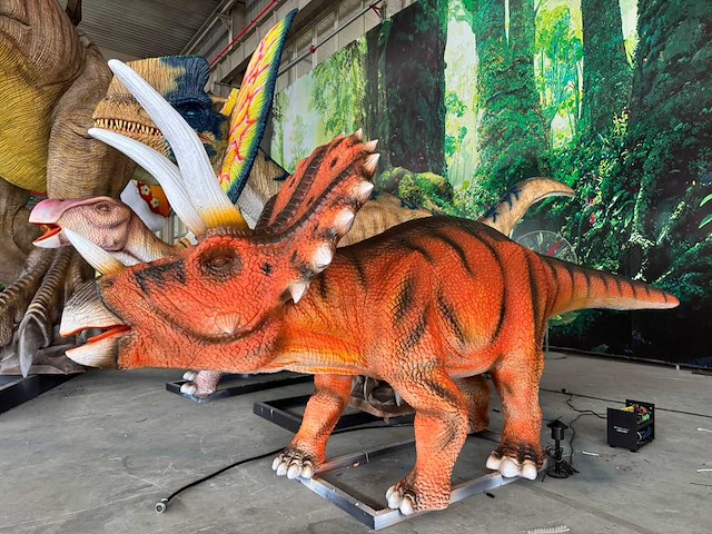 Prehistoric planet dinosaurus triceratops 4 meter - afbeelding 1 van  1