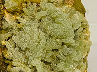 Prehniet cluster met mooie kristallen - afbeelding 5 van  6