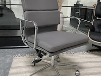 Premium eames ea217 bureaustoel in grijs leer, grijs - afbeelding 1 van  8