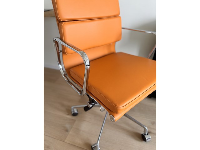 Premium eames ea217 bureaustoel in tan leather, tan leather - afbeelding 6 van  10