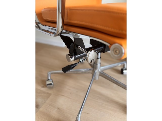 Premium eames ea217 bureaustoel in tan leather, tan leather - afbeelding 8 van  10