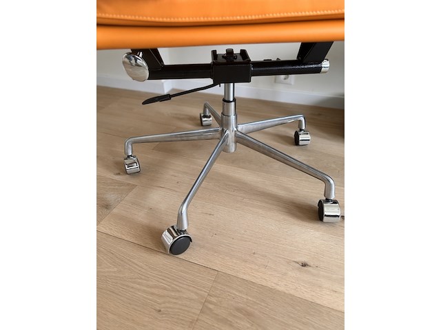 Premium eames ea217 bureaustoel in tan leather, tan leather - afbeelding 9 van  10