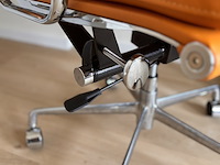 Premium eames ea217 bureaustoel in tan leather, tan leather - afbeelding 8 van  10