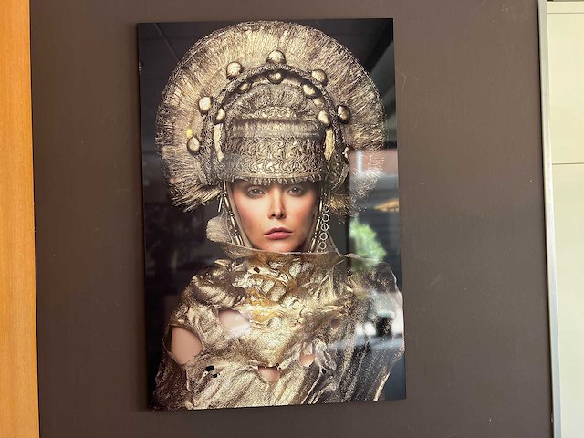 Prent vrouw met gouden kroon 120x80 cm - afbeelding 1 van  1