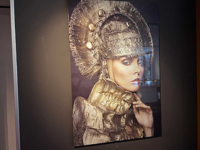 Prent vrouw met gouden kroon 120x80 cm - afbeelding 1 van  2